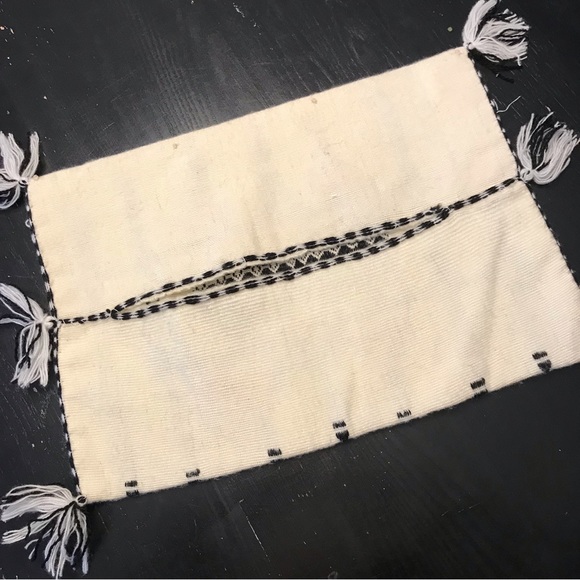 Wool cushion cover with tassels - Picture 5 of 6